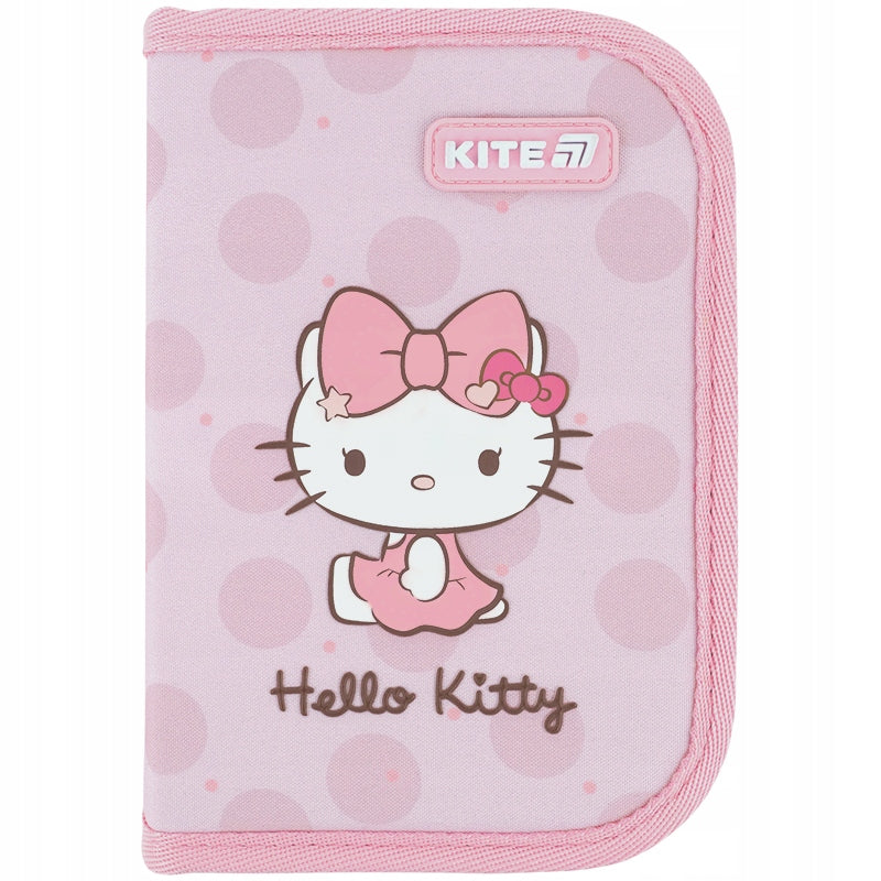 Front różowego piórnika z wypukłym nadrukiem 3D przedstawiającym Hello Kitty.