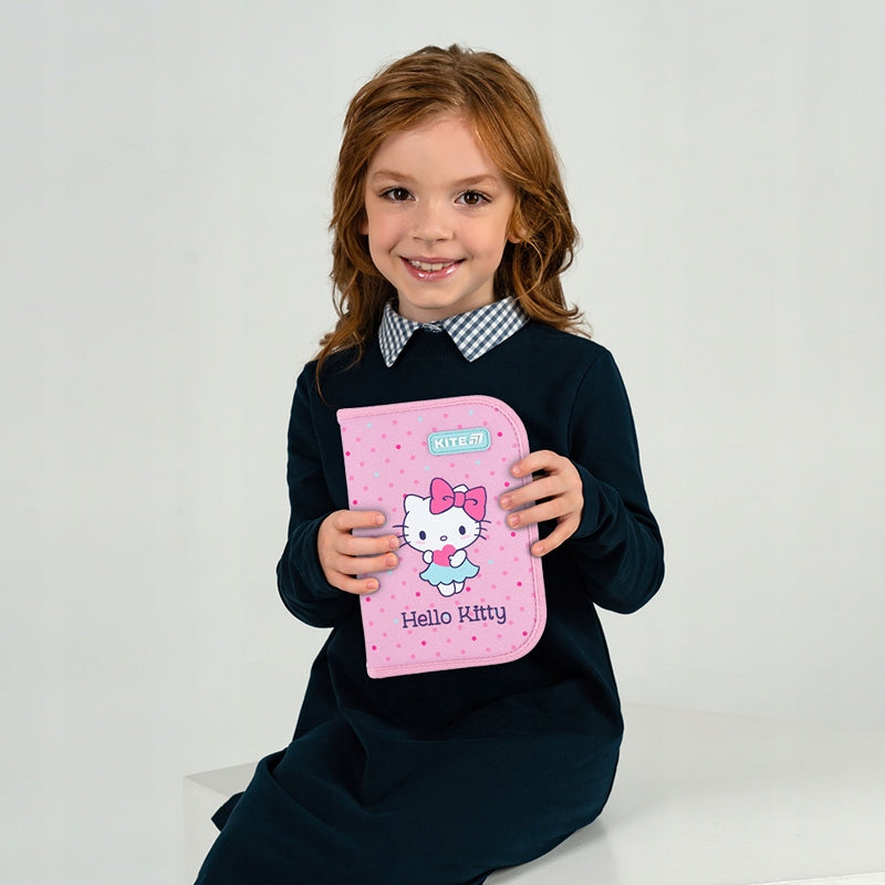 Dziewczynka trzymająca zamknięty piórnik Kite Hello Kitty, prezentująca jego kompaktowy rozmiar i design frontu.