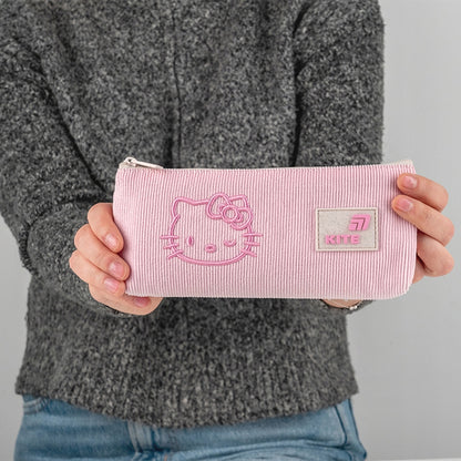Dziewczynka trzymająca różowy piórnik dla dziewczynki z licencją Hello Kitty.