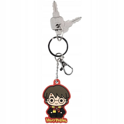 Tłoczona powierzchnia PVC breloka Harry Potter.