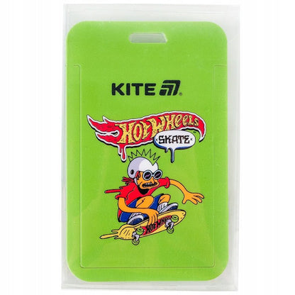 Identyfikator Hot Wheels Kite zawieszony na sznurku z metalowym karabińczykiem i pętlą-zatrzaskiem.