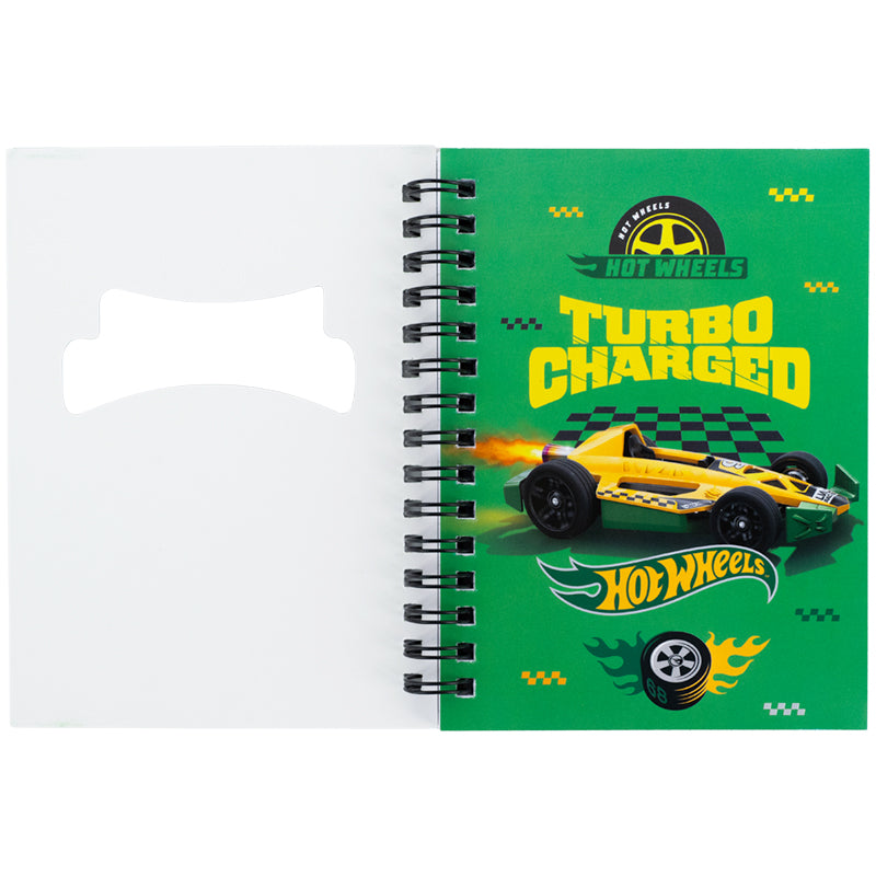 Notatnik spiralny dla chłopców Hot Wheels na biurku.
