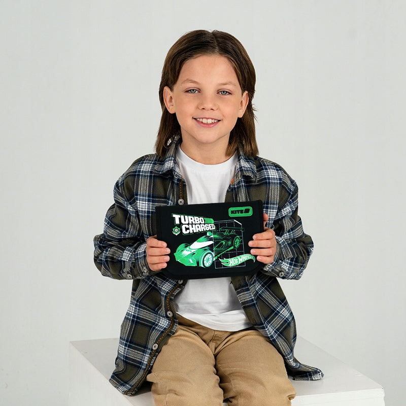 Chłopiec trzymający rozkładany piórnik Kite z serii Hot Wheels.