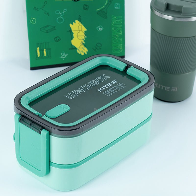Lunchbox Kite K23-183-2 na stole z bidonem, pojemnik na śniadanie 1400 ml, zielony