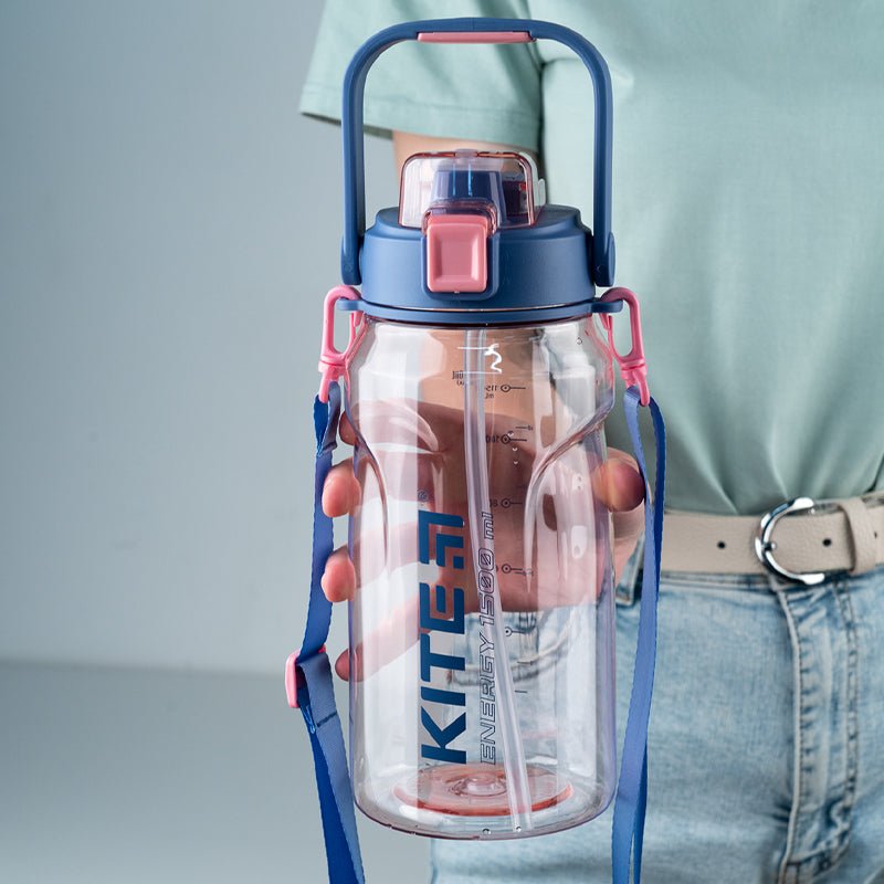 Butelka na wodę trzymana w dłoni z uchwytem, bidon sportowy BPA Free do szkoły i na trening