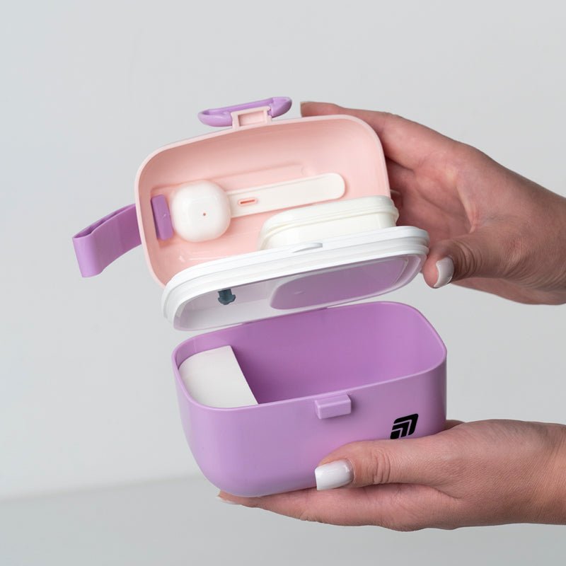 Fioletowy lunchbox z otwartą pokrywką i przegródką, pojemnik na śniadanie dla dzieci do szkoły i przedszkola