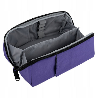 Wgląd do środka komory głównej – pojemny piórnik z organizerem.