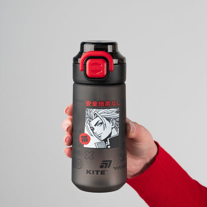 Czarna butelka 560 ml w dłoni Kite — prezentacja ergonomicznego kształtu i matowej powłoki.