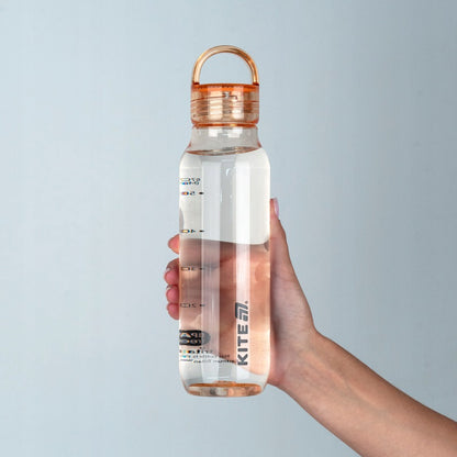 Ręka trzymająca pomarańczową butelkę tritanową Kite 670 ml z pętlą