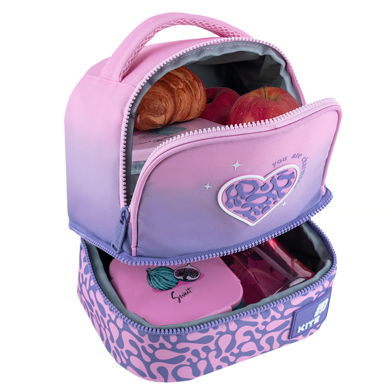 Otwarta torba termiczna z zapakowanym lunchboxem i owocami.