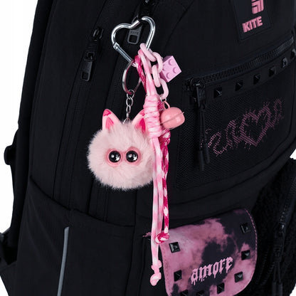 Zawieszka do plecaka Kite zamocowana przy suwaku – efektowny dodatek streetwear.
