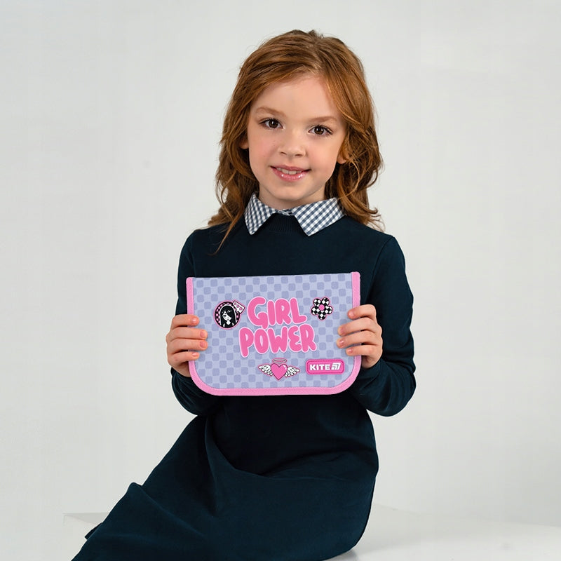 Dziewczynka trzymająca piórnik Kite z napisem Girl Power.