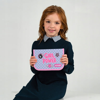Dziewczynka trzymająca piórnik Kite z napisem Girl Power.