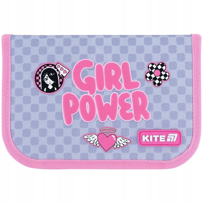 Front piórnika w czarno-białą kratkę z wypukłym napisem Girl Power.