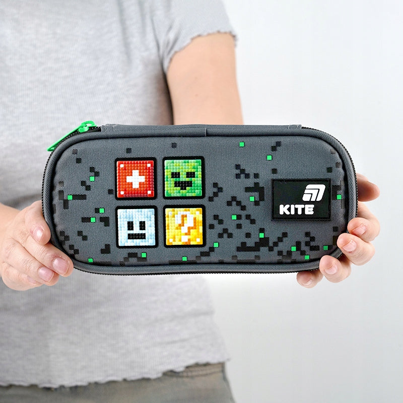Piórnik szkolny dla chłopca prezentacja wielkości produktu.
