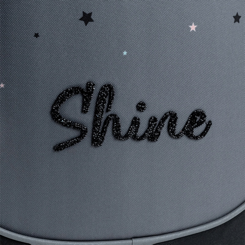 Zbliżenie na detale 3D i wysokiej jakości pluszowe wykończenie Premium.