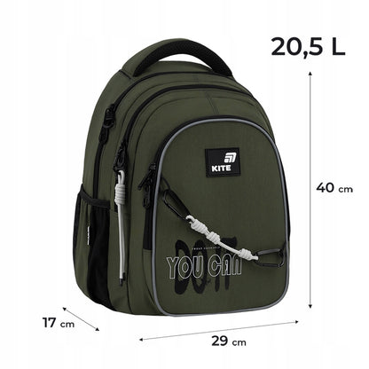 Infografika z wymiarami zielonego plecaka i wagą 875g.