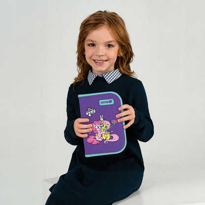 Dziewczynka trzymająca rozkładany piórnik My Little Pony, prezentująca jego wielkość i kolorystykę.
