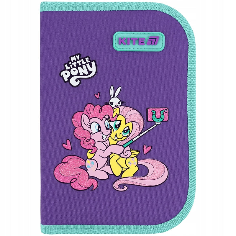 Przedni panel fioletowego piórnika z kolorowym nadrukiem 3D przedstawiającym postacie My Little Pony.