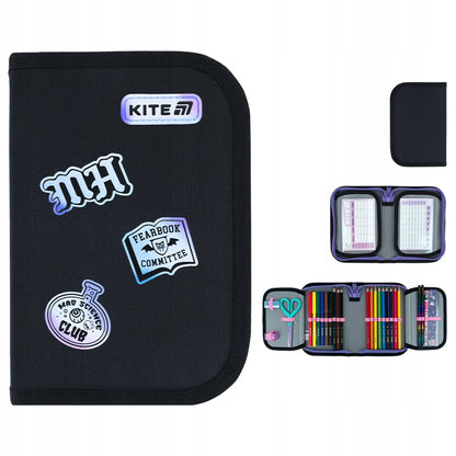 Zestawienie ujęć czarnego piórnika Kite Monster High z każdej strony pokazujące holograficzne detale.