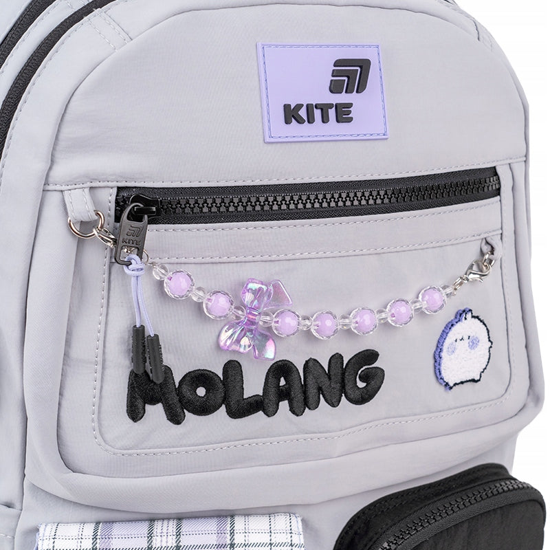 dekoracyjne hafty i metalowe detale plecaka Kite
