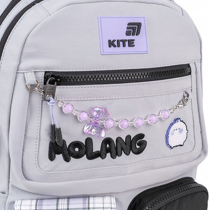 dekoracyjne hafty i metalowe detale plecaka Kite