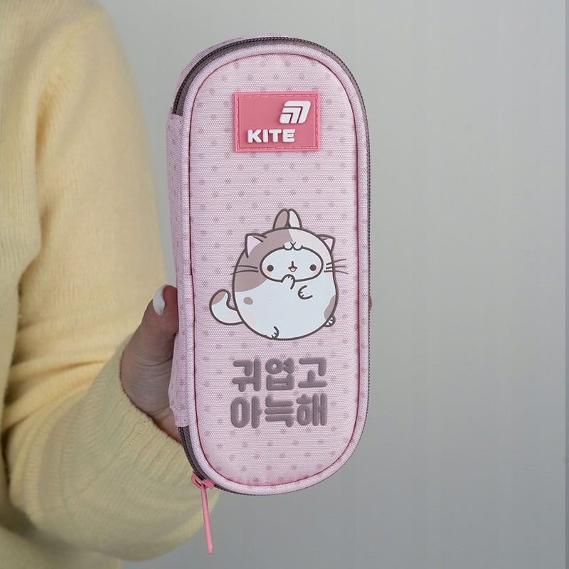 Zamknięty piórnik z motywem Molang trzymany w dłoniach.