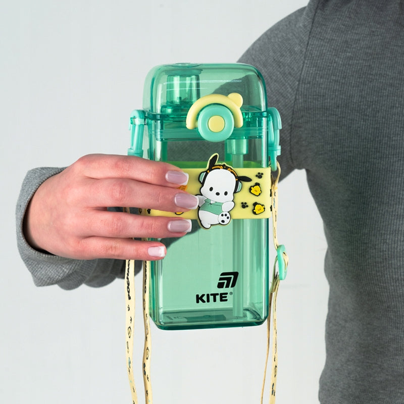 Trzymanie butelki tritanowej Kite – widok na kompaktowy rozmiar 500 ml idealnie dopasowany do dłoni.
