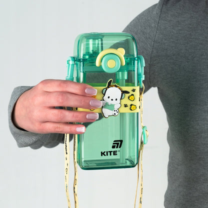 Trzymanie butelki tritanowej Kite – widok na kompaktowy rozmiar 500 ml idealnie dopasowany do dłoni.