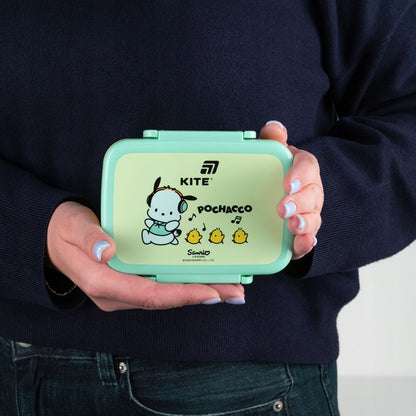 Mały snackbox Poccacho trzymany w dłoniach dziecka.