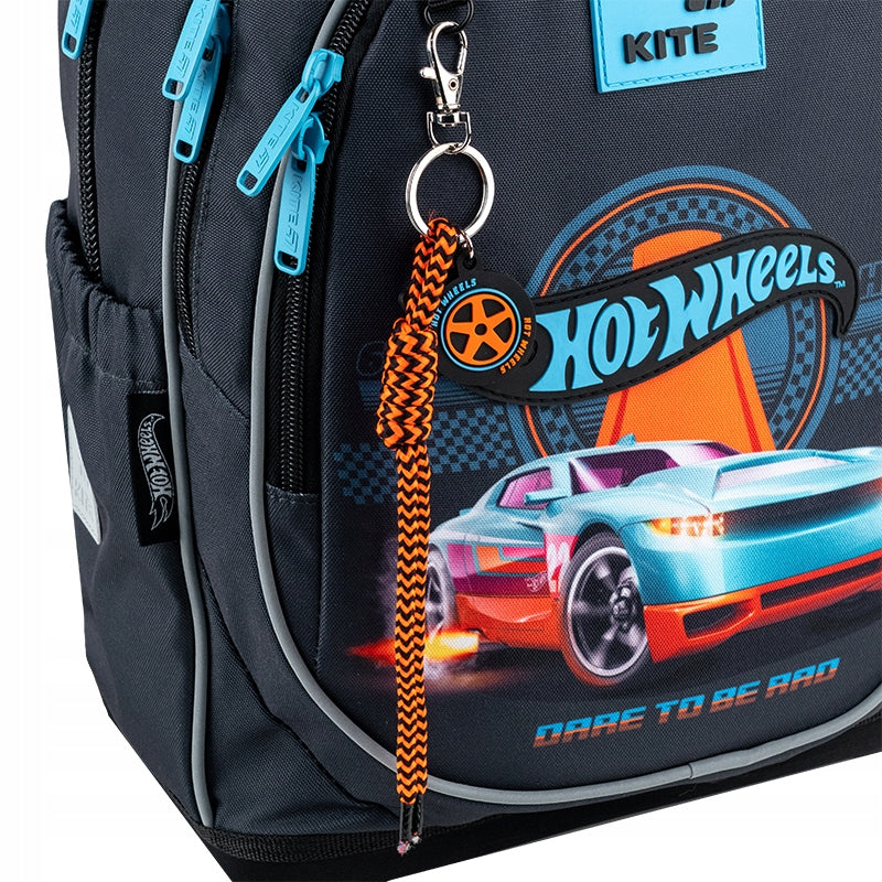 brelok na metalowym karabińczyku przypięty do plecaka Hot Wheels