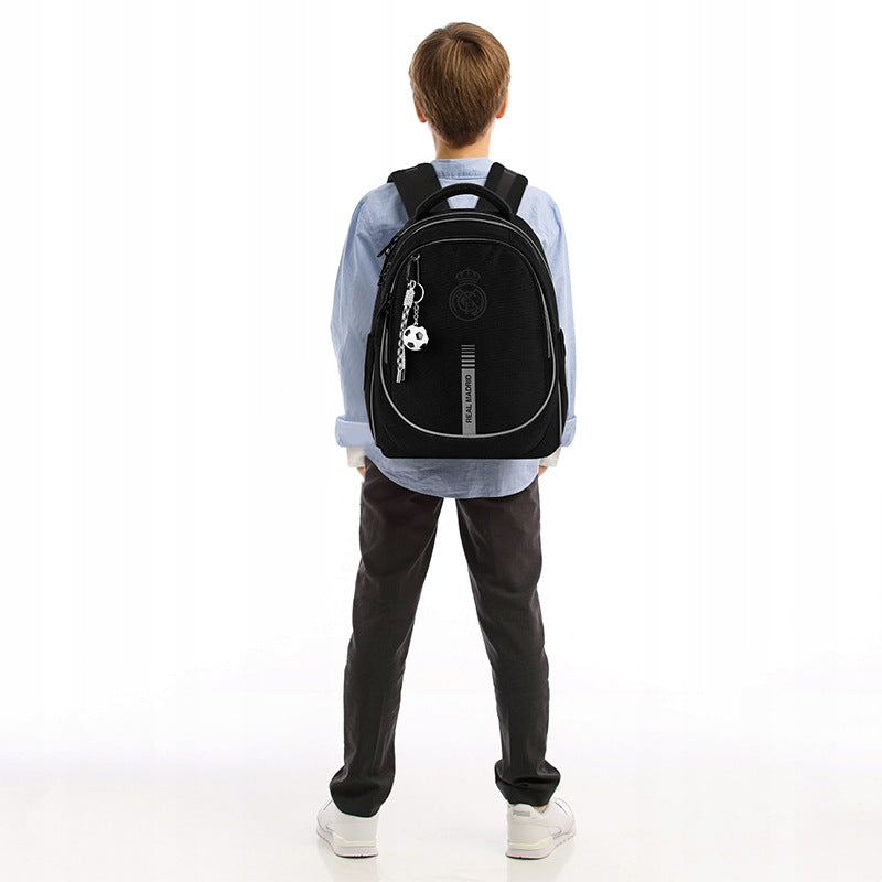 Uczeń noszący plecak Real Madrid RL26-700M założony na obie szelki