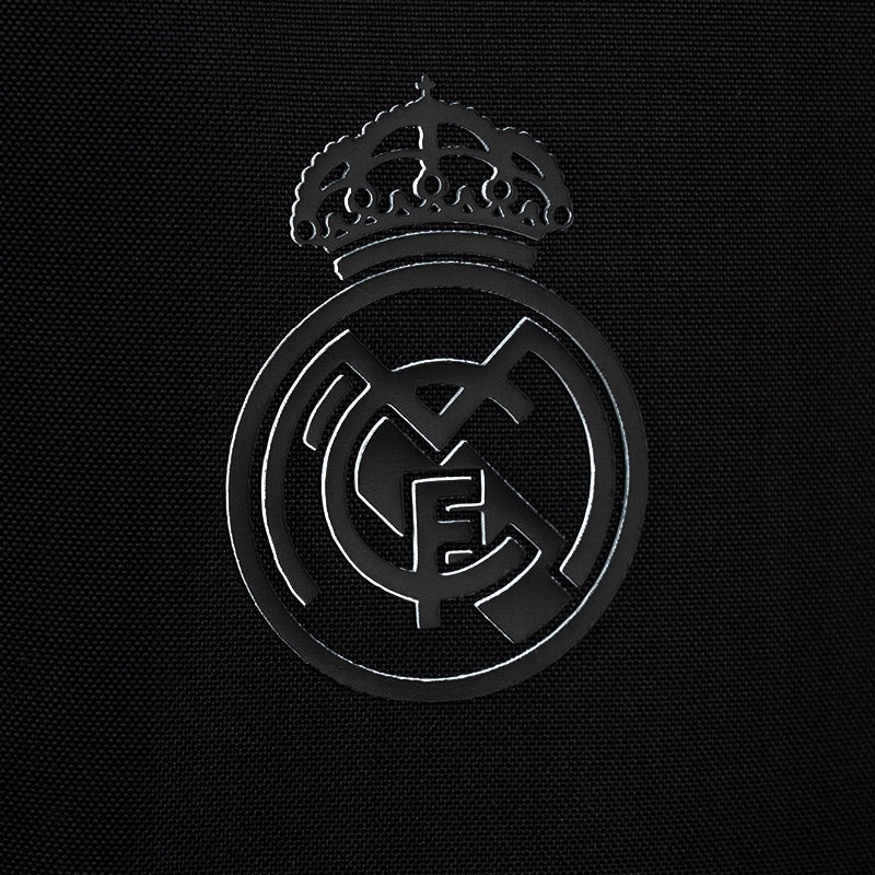 Detal haftowanego logo klubu Real Madrid.