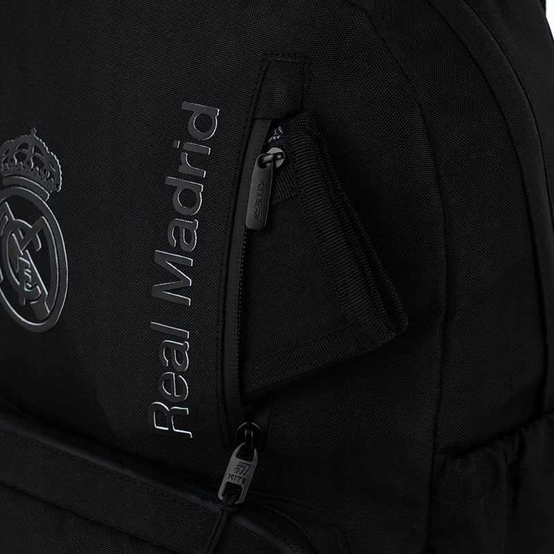 Detal haftowanego logo klubu Real Madrid i wodoodpornego zamka.