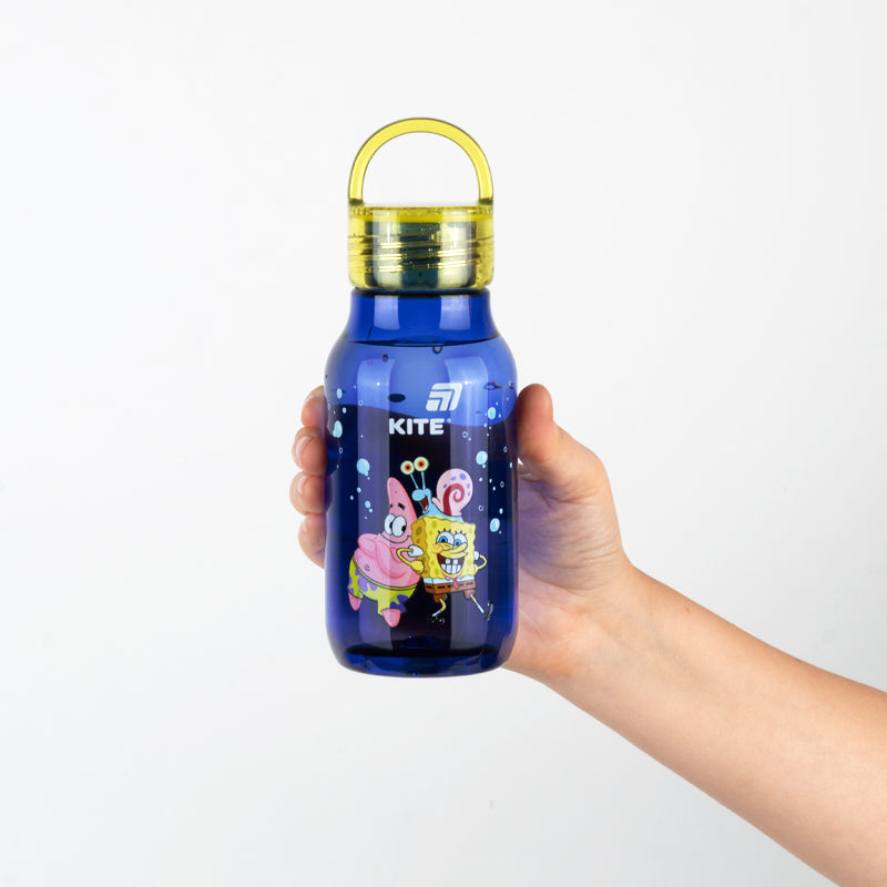 Dziecko trzymające niebieską butelkę tritanową Kite SpongeBob 430 ml
