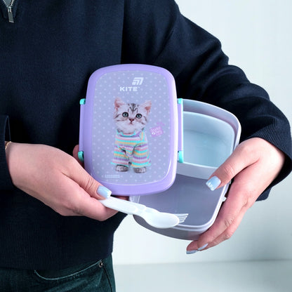 Poręczna śniadaniówka Studio Pets w dłoniach dziecka.