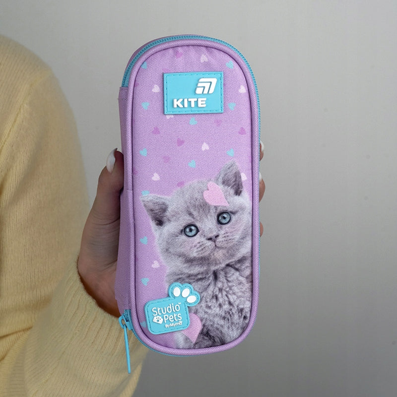 Zamknięty piórnik z kotkiem Studio Pets trzymany w dłoniach.