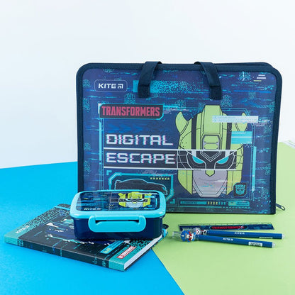 Teczka Kite TF22-202 Transformers szkolna z akcesoriami na stole, torba A4 dla dzieci