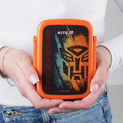 Śniadaniówka Transformers trzymany w dłoniach, zamknięty pojemnik na śniadanie dla dzieci z motywem robota