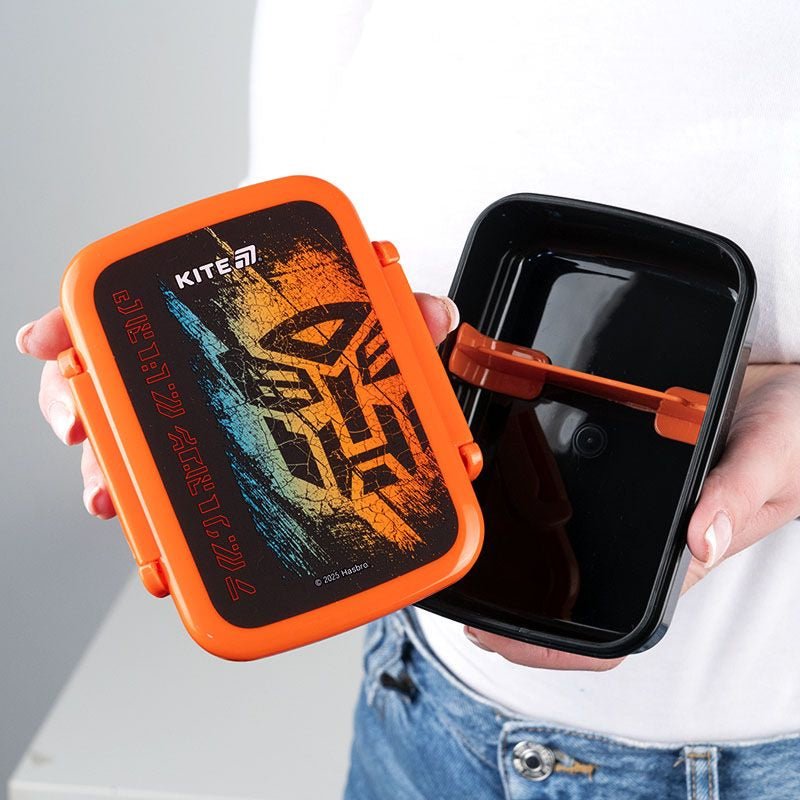 Śniadaniówka Transformers trzymany w dłoniach, pojemnik na śniadanie dla dzieci z przegródką