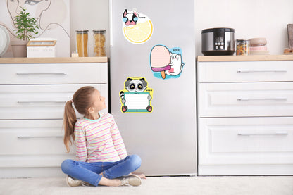 Dziecko rysuje na tablicy magnetycznej na lodówce, tablica dla dzieci Kite K22-474-3
