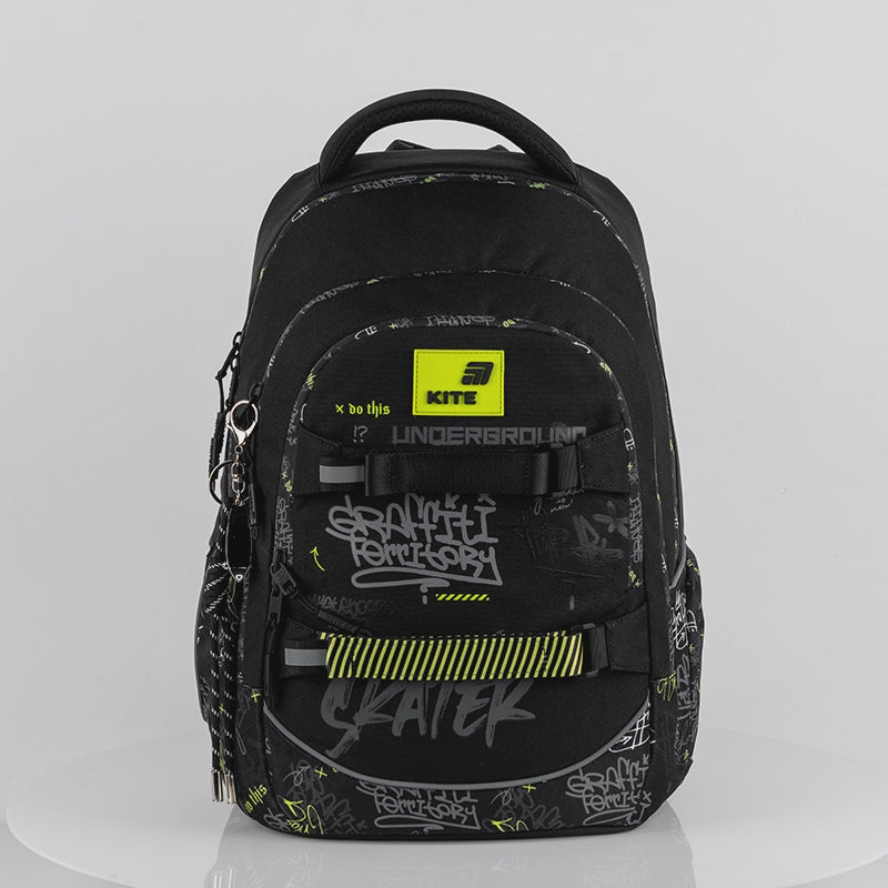 Batoh školský Kite Graffiti čierny AGS pre chlapcov 9-12 rokov s úchytom na skateboard